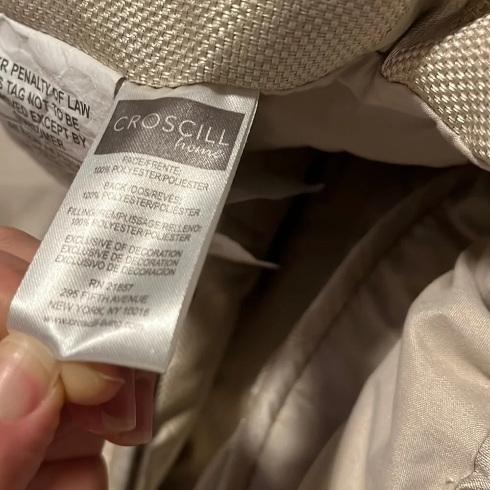 Comforter and 2 shams / pillow cases